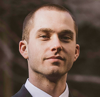 Analista de trading Thomas Whitfield, especialista en el mercado cripto, retrato